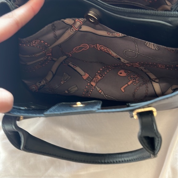 Black and gold hand bag with no damage. - Picture 5 of 5